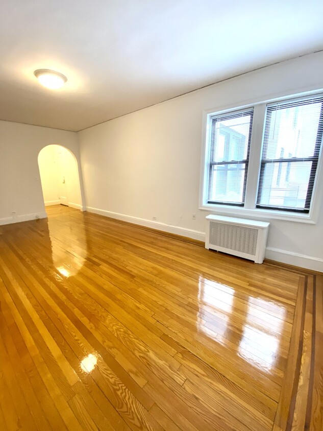 Primary Photo - 2 East Ave