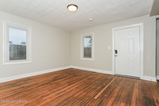 Foto del edificio - 2906 Wyandotte Ave