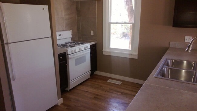 Building Photo - Charming Downtown Home