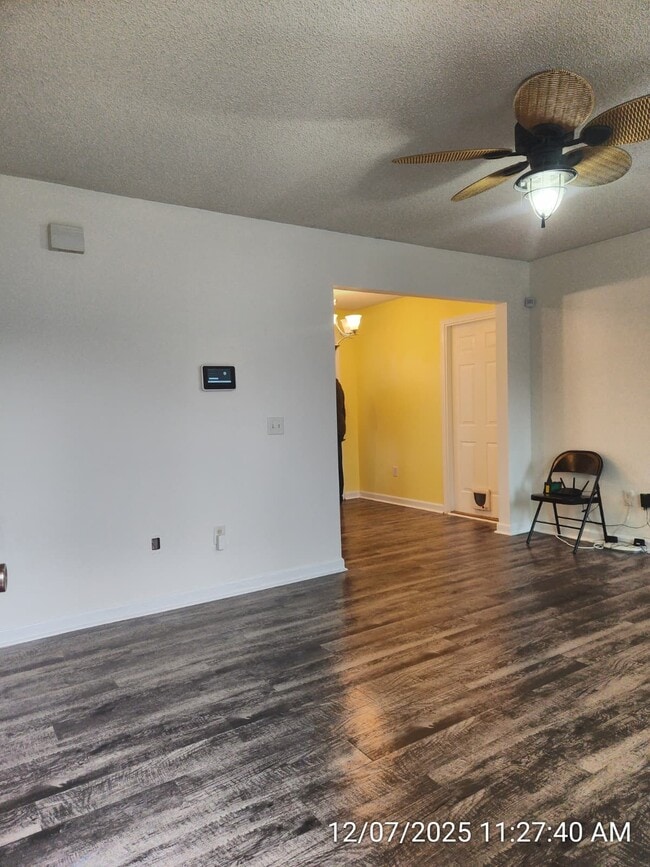 Foto del edificio - 323 Aubrey Ave