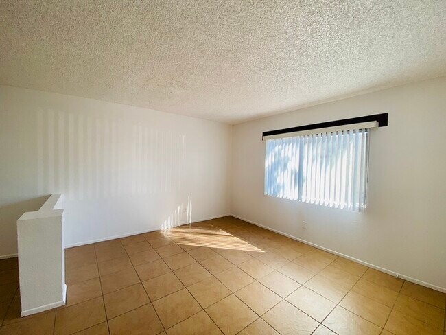 Foto del edificio - Spacious Townhome Style Home with Large Ya...