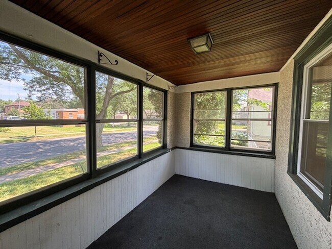 Foto del edificio - Charming 2+ Bedroom Single Family on a gre...