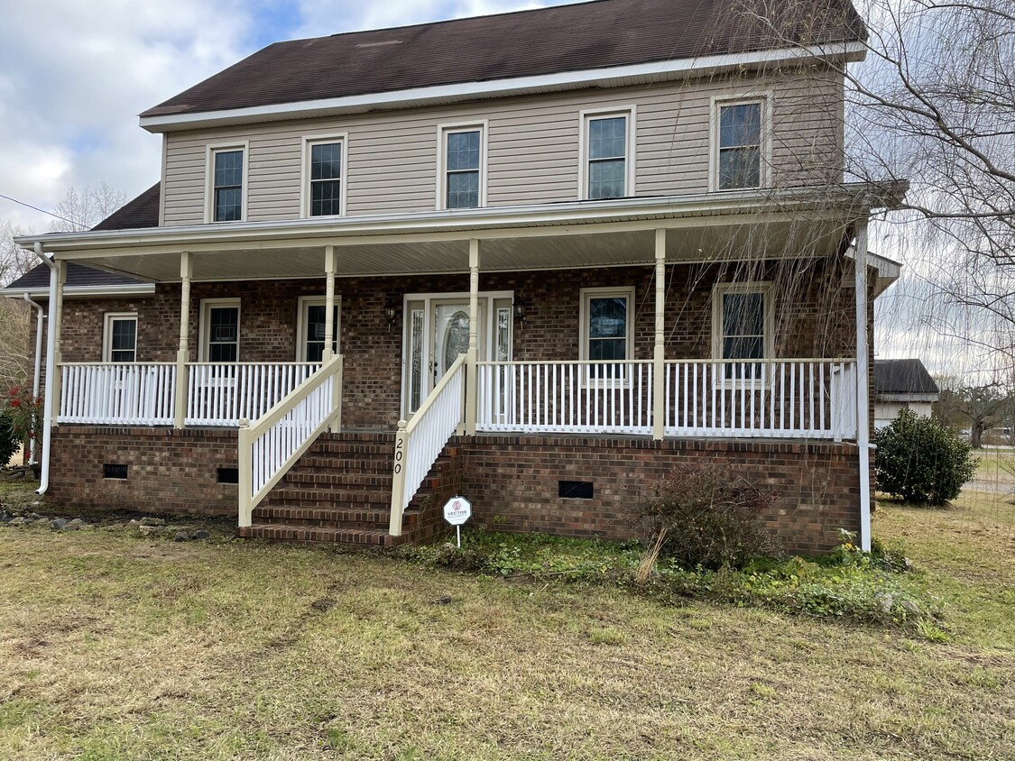 Single Family home 4 bedrooms, 3 full baths and 1 half bath with a bonus room - 200 Mullins St