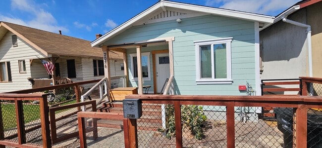 Building Photo - 2058 Harrison Ave