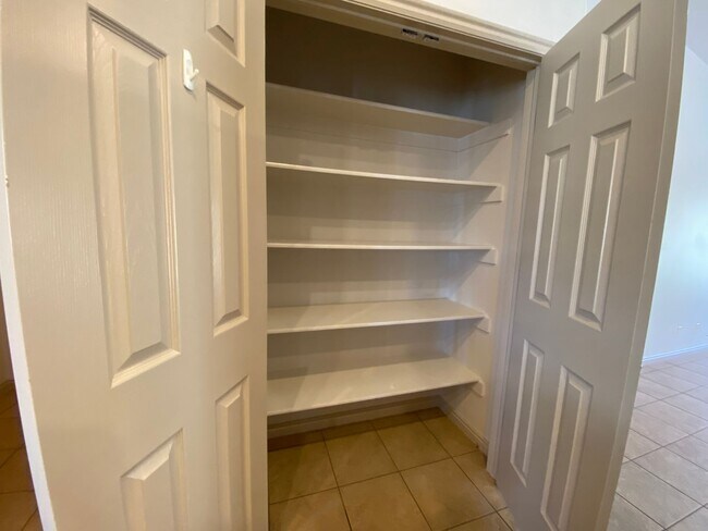 Foto del edificio - SPACIOUS HOME FOR RENT!