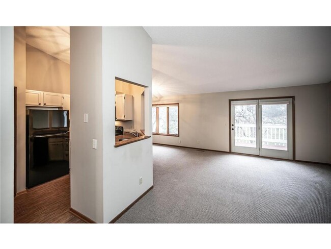 Building Photo - Bright & Updated Townhome in Eagan with Gr...