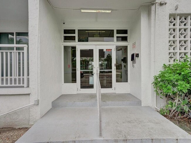 Building Photo - 200 S Birch Rd