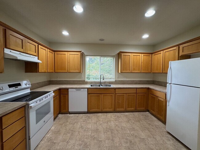 Building Photo - Bright Multi-Level Home with Spacious Kitc...
