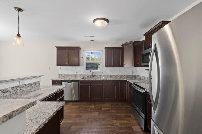 Building Photo - 3 bedroom with BONUS room in community pool neighborhood!