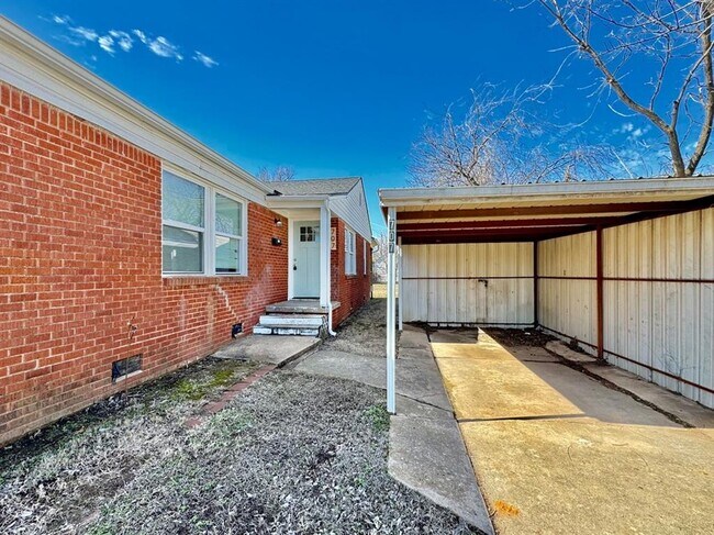 Building Photo - 705 N Key Blvd