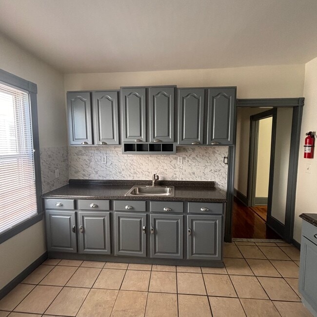 Building Photo - 19 Topliff St