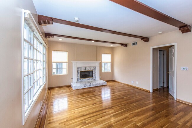 Building Photo - 331 N Sweetzer Ave