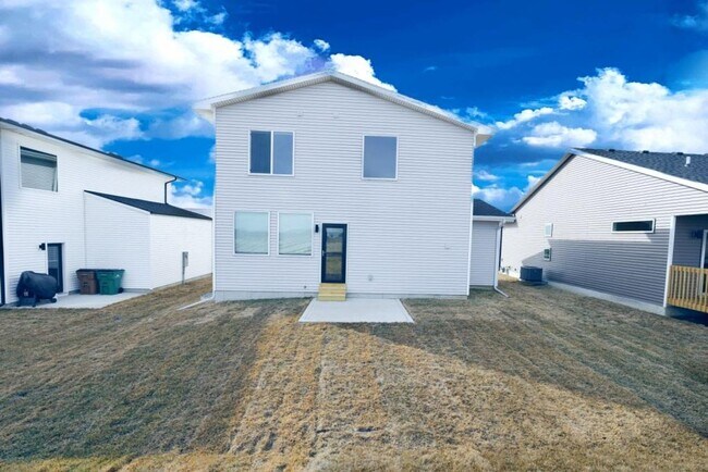 Building Photo - "Modern Elegance: A Three-Bedroom Sanctuar...