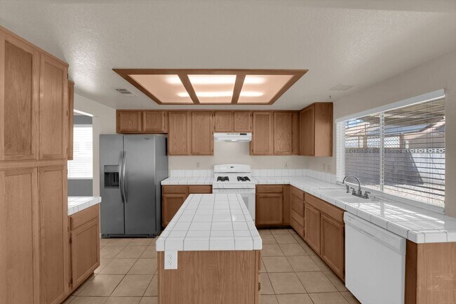 Foto del edificio - Well-Maintained 3BR Home | Open Living, Private Yard, Prime NW Location