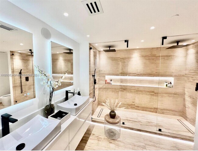 Foto del edificio - 3340 NE 190th St