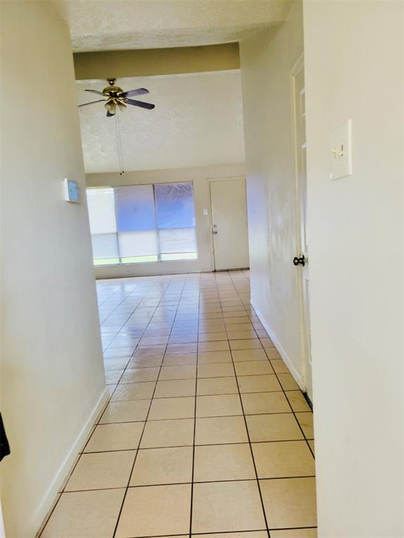 Building Photo - 2027 Highcrest Dr