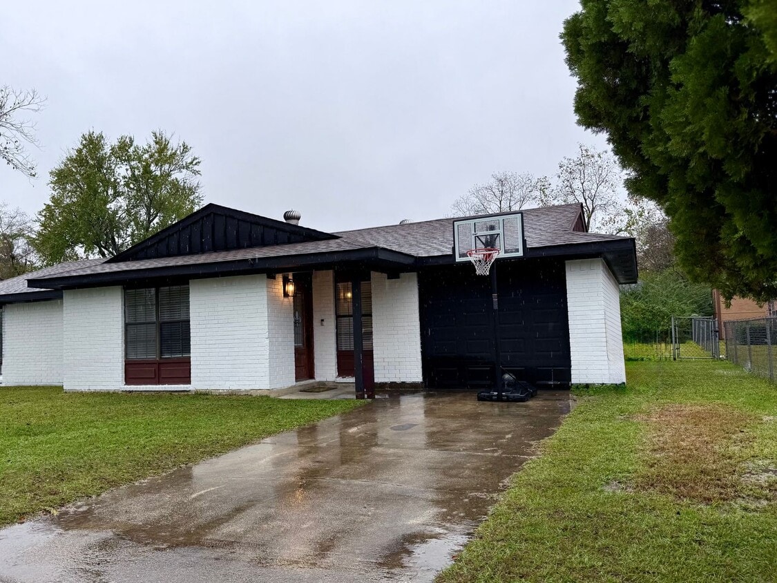 Primary Photo - 2213 Angus St