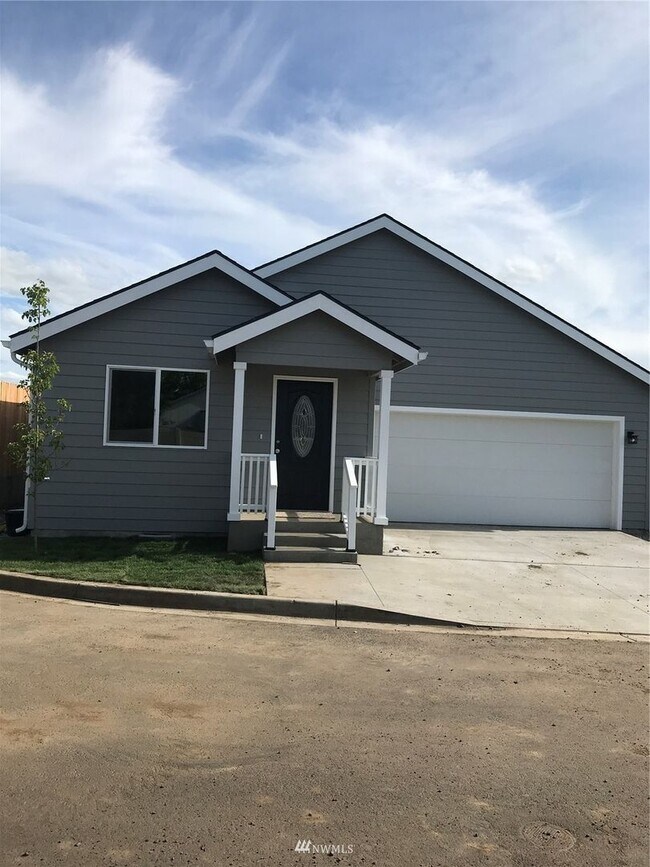 Foto del edificio - 3-Bedroom Home with Garage and Fenced Yard in Prime Location