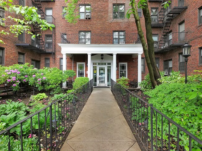 Foto del edificio - 9850 67th Ave