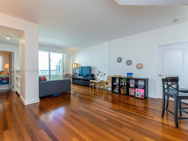 Building Photo - 888 Brickell Key Dr