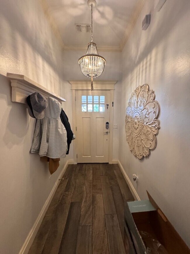 Foto del edificio - WOW! This home has it all, 3 full bathrooms, 5 true bedrooms AND a bonus room. great outdoor spac...