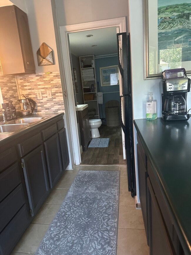 Foto del edificio - 1857 Division Rd