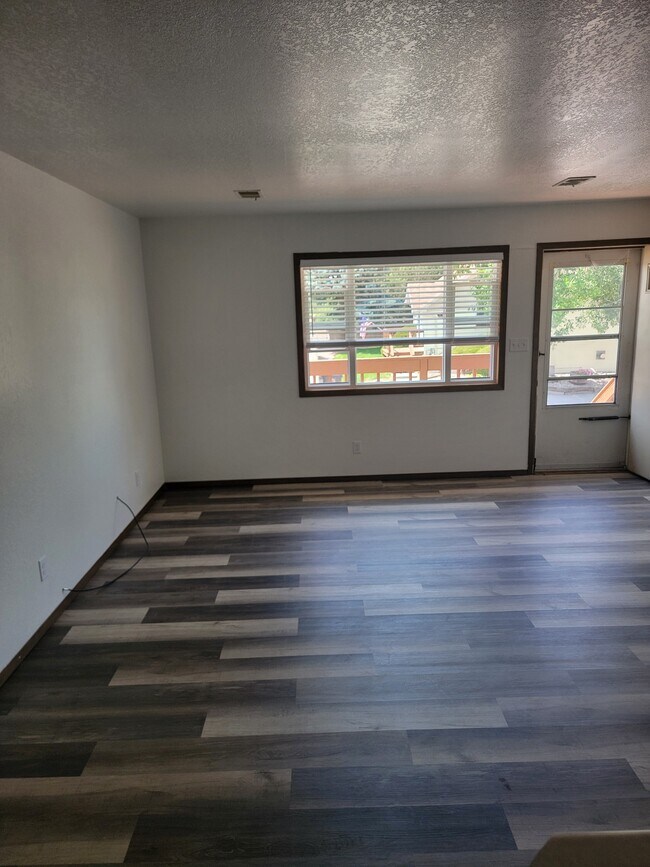 Foto del edificio - 242 E Carlson St