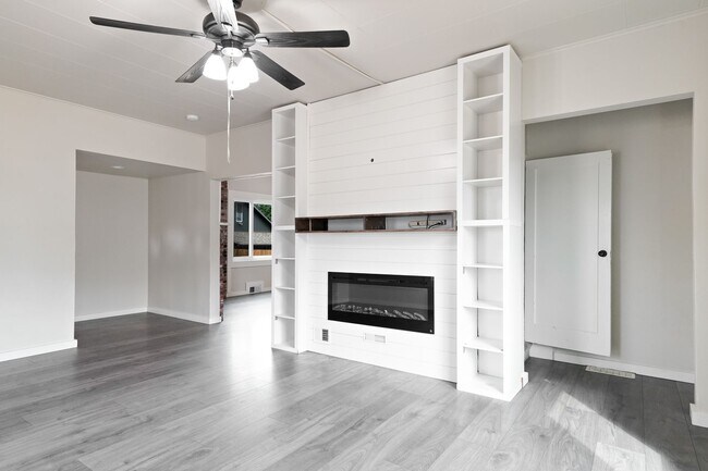 Foto del edificio - Beautifully Renovated 4-Bedroom Farmhouse on Large Corner Lot in the Heart of Sublimity - Water/S...