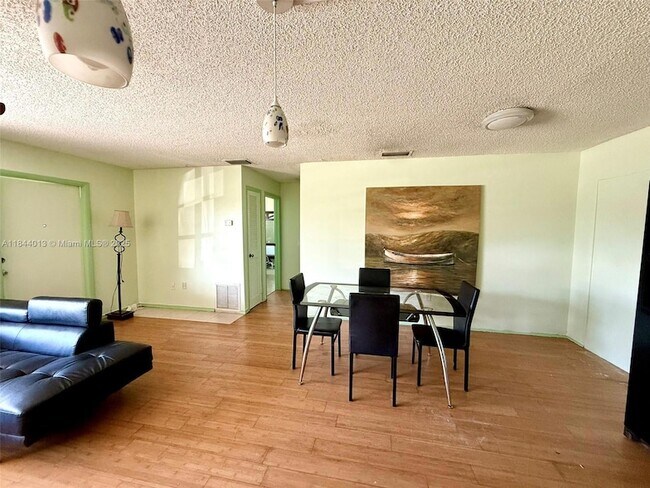 Foto del edificio - 11460 NW 37th St