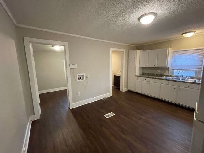 Building Photo - 3 bedroom 2 bath pet friendly house with f...