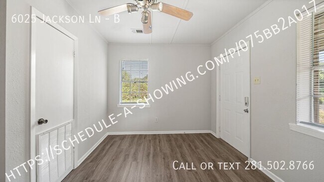 Foto del edificio - AVAILABLE NOW!