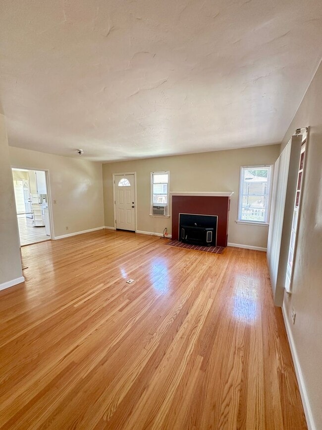 Building Photo - Charming 2 Bedroom Cottage in the Heart of Downtown Paso Robles! AVAILABLE June 20, 2026 **DO NOT...