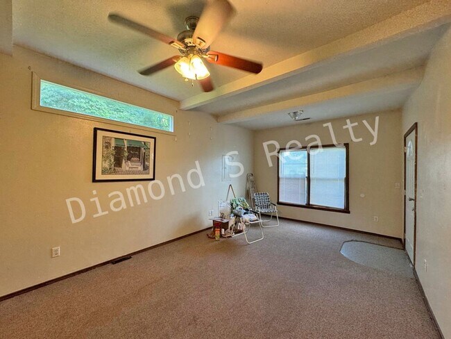 Building Photo - Cute 2 Bedroom Home with a Country Setting...