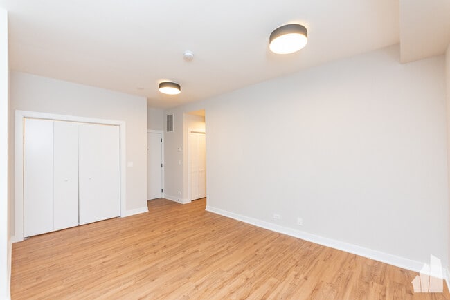 Building Photo - 651 W Wrightwood Ave