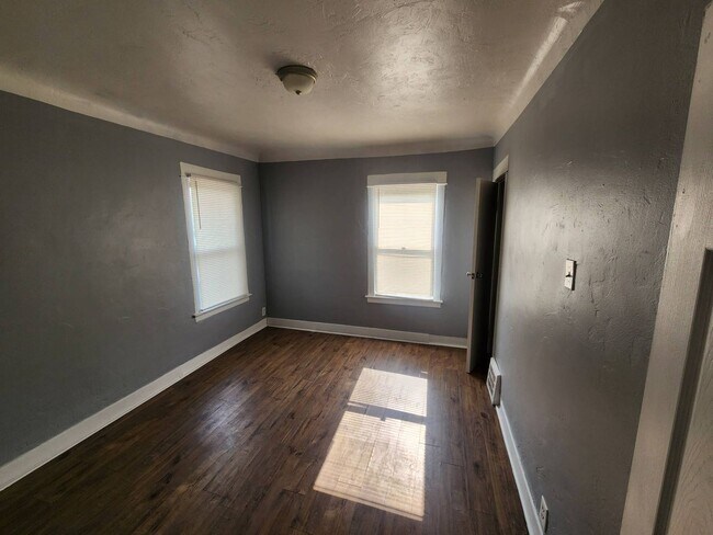 Foto del edificio - Charming 4-Bedroom Property in Prime Location
