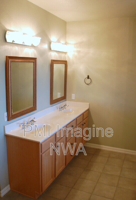 Building Photo - 4747 Mayflower Ct