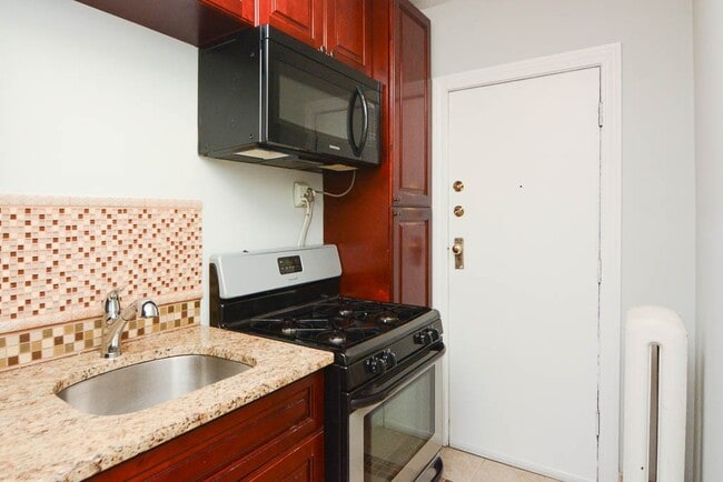 Building Photo - 545 W Surf St