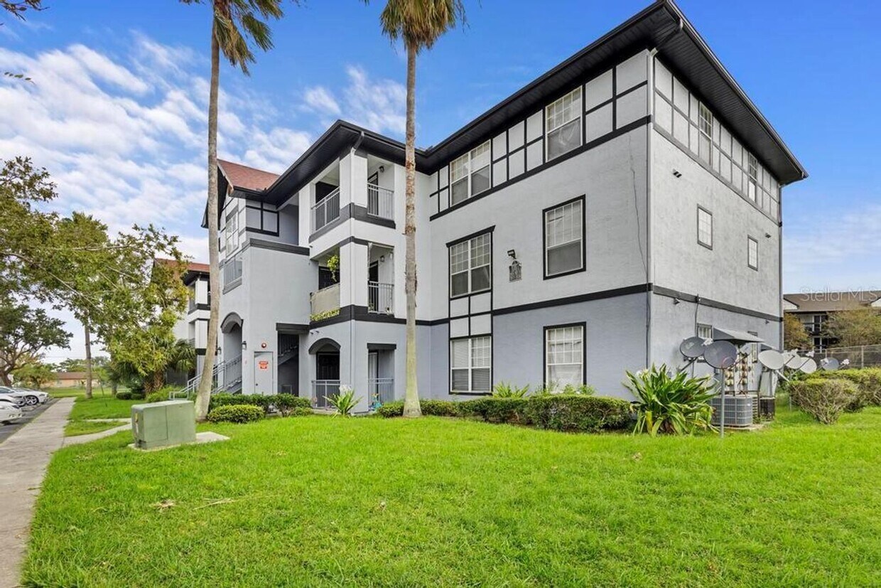 Primary Photo - 2 Bedroom condo with 2 Baths and balcony minutes from The Mall at Millenia