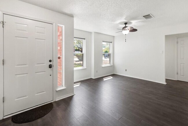 Foto del edificio - 1305 Cedar Brook Dr
