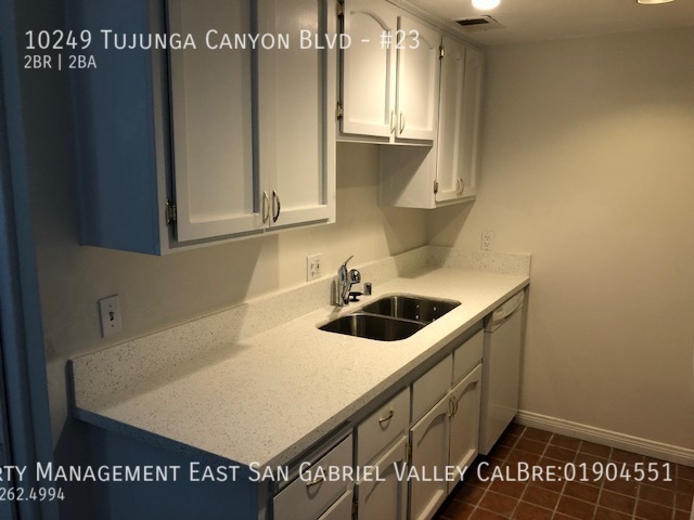 Foto principal - GORGEOUS REMODELED TWO BEDROOM CONDO IN TU...