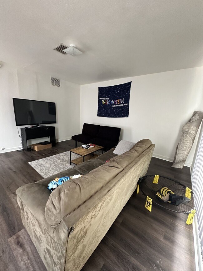 Foto del edificio - 4 Bed 1 Bath near UWEC, Water Street, and Sonnentag!