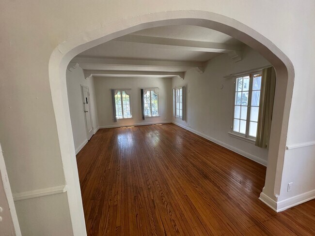 Foto del edificio - 454 N Orange Grove Ave