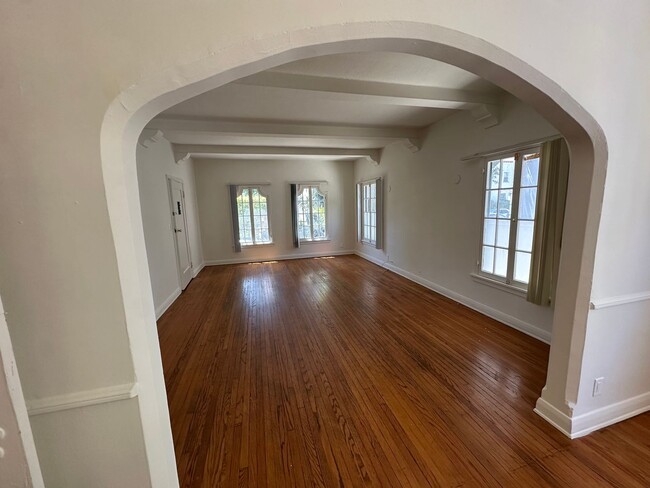 Building Photo - 454 N Orange Grove Ave