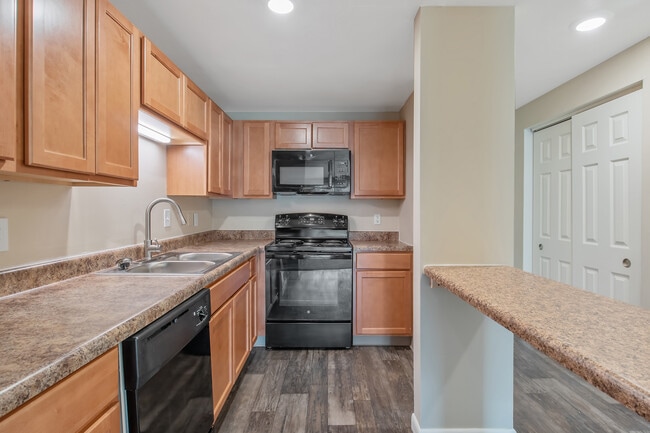 Building Photo - Village Green