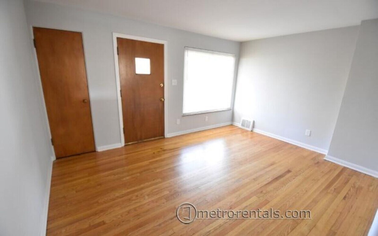 Foto principal - 61-61D E Henderson Rd