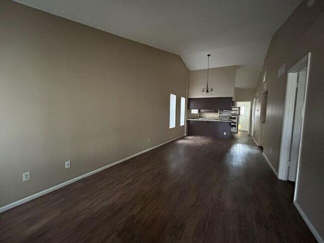 Foto del edificio - 3221 E Crescent Ave