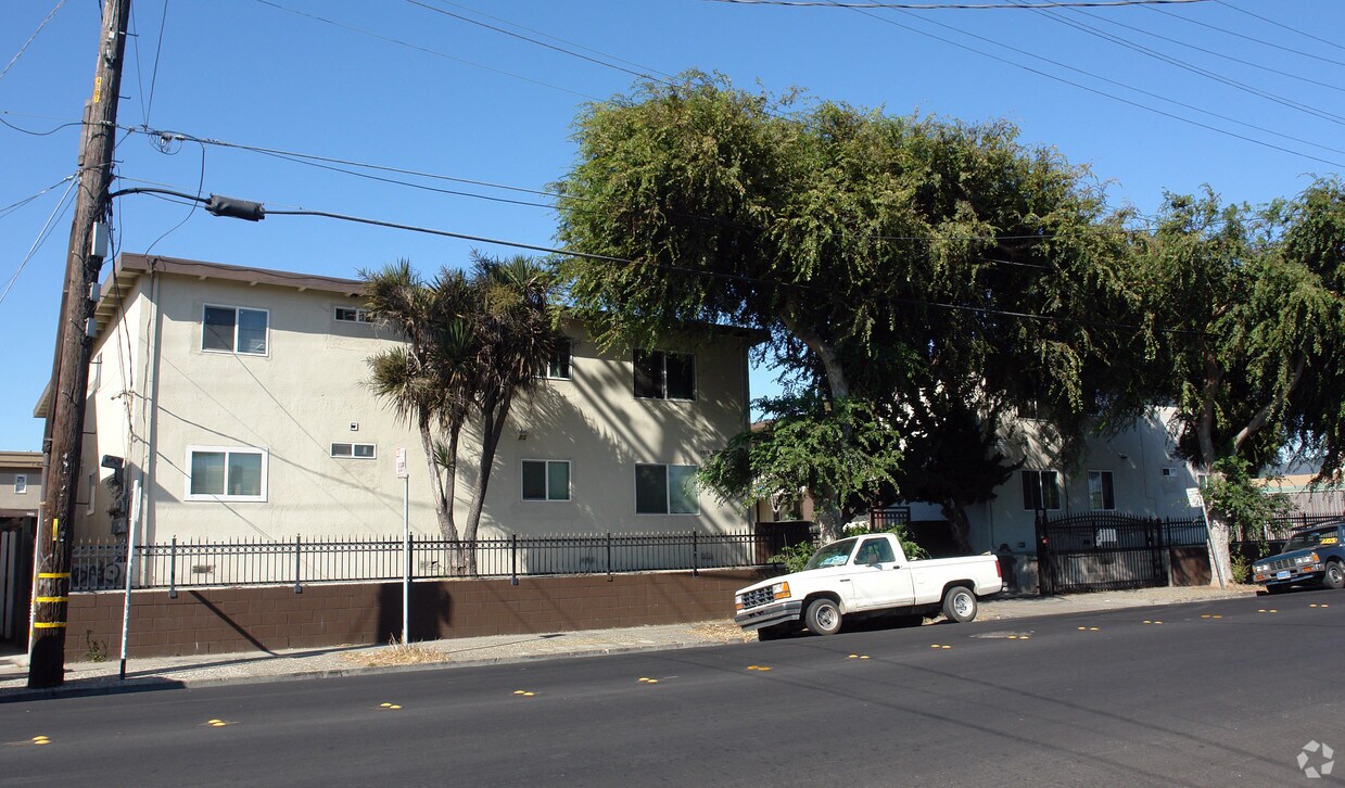 Foto del edificio - 2325 Roosevelt Ave