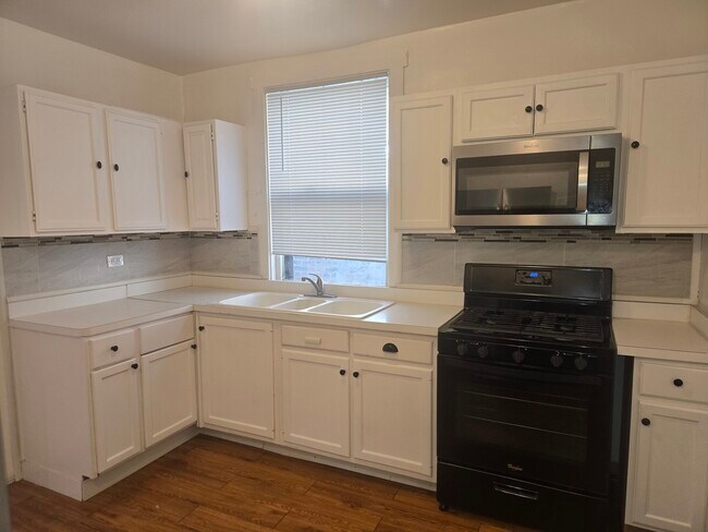 Foto del edificio - 1019 N Trumbull Ave