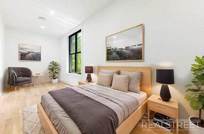 Foto del edificio - Brand New 2 Bed in Bed Stuy Brownstone!