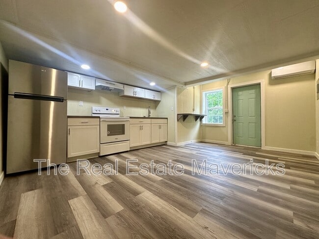 Building Photo - 5640 US-41